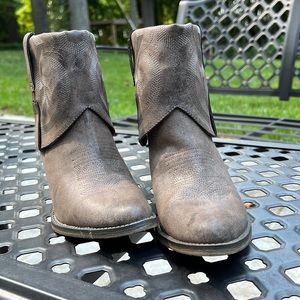 NWT Cute Mia western bootie Gambit, taupe, size 8